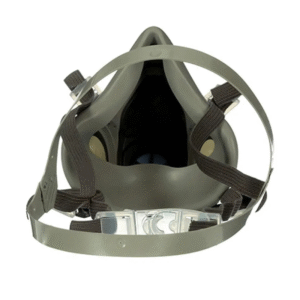 مواصفات كمامة وجه للغازات 3M 6200: كمامة وجه مقدمة من 3M الشركة الأولى لصناعة الكمامات متعددة الاستخدام. يستخدم الكمامة مقدمو الرعاية الطبية وغيرهم من من يبحثون عن الوقاية القصوى ضد أدق الميكروبات والغبار والجزيئات العائمة في الهواء بشكل عام. كمامة عالية الجودة والكفاءة مصنوعة من المطاط والبلاستيك المقوى. ناعمة الملمس وخفيفة الوزن وسهلة الاستخدام. للكمامة أحزمة خلف الرأس لتثبيتها الكمامة بإحكام. يمكن تعديل طول الأحزمة حسب حجم رأس ووجه المستخدم. تغطي الكمامة منطقة الأنف والفم بشكل محكم. للكمامة فتحة أمامية تسمح بخروج هواء زفير المستخدم. يتم تركيب فلاتر هواء على جانبي الكمامة والتي لا تتطلب تبديلًا بشكل مستمر. الكمامة قابلة للتعقيم باستخدام مناديل التعقيم الاعتيادية. مقاس الكمامة: وسط. العلامة التجارية: 3M.